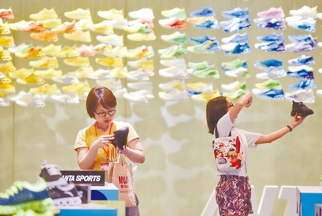 鞋品市场回温，制鞋业相中拥有人口红利的印尼、越南或印度，持续扩产或扩厂。图／新华社