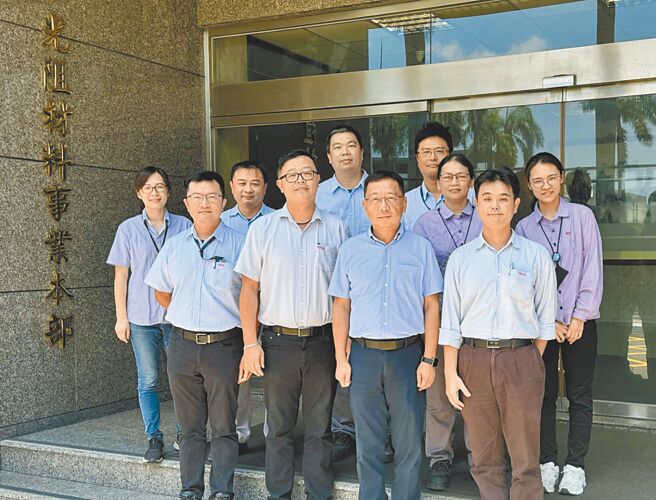 长兴材料乾膜光阻事业部长沈孝宗（前排右二）、技术部长王仁聪博士（前排左二）、叶昆明博士（前排左一）与蔡宗修博士（前排右一）研发团队合影。图／TCIA提供