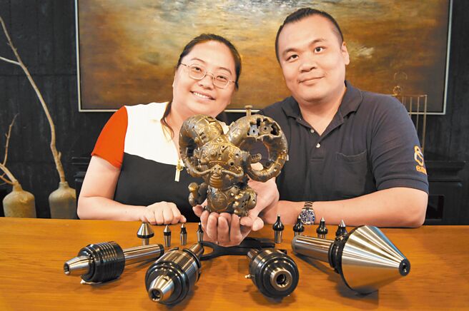 台灣順成頂針科技莊家榮、王意婷賢伉儷表示，典藏藝術家莊竣惟的領頭羊藝術作品，將時時刻刻提醒，積極進取、勇往直前、不忘初心、卓越精進。圖／許俊揚