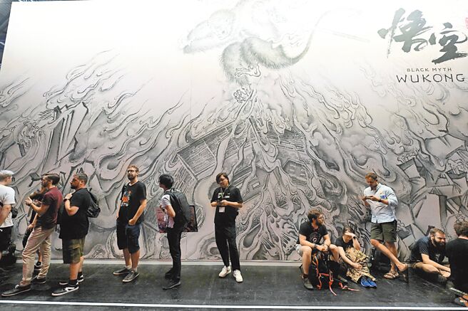 8月23日，在德國科隆舉行的電腦和電玩產業盛會Gamescom 2023上，人們排隊等待玩《黑神話：悟空》電玩遊戲。（路透）