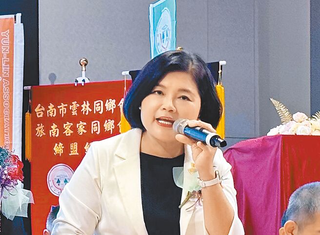 雲林縣長張麗善感嘆近來司法界有教唆偽證、羅織罪名的歪風，司法不應為政治服務，圖為她25日出席台南市雲林同鄉會聚會。（周麗蘭攝）