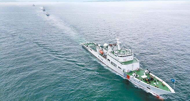 大陸學者指出，未來大陸替台灣漁民維權，會愈來愈多。圖為8月17日至18日，大陸海警巡航執法行動。（中新社）