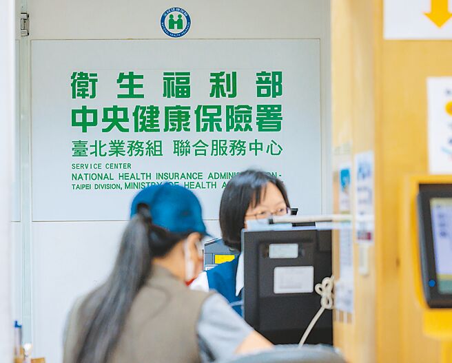 健保署今年7月起推動「鼓勵使用生物相似性藥計畫」；圖為民眾前往中央健保署洽公。（本報資料照片）