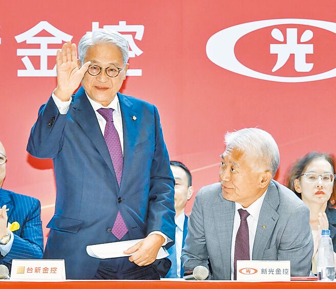 图为台新金控董事长吴东亮（左）挥手致意。（本报资料照片）