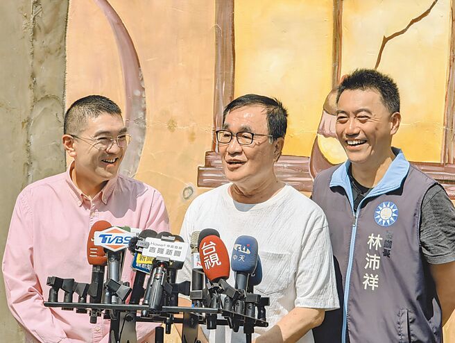 基隆市长谢国梁（左）25日邀台北市副市长李四川（中）到基隆分享骑楼整平经验，李四川呼吁，基隆市民要在10月13日投下不同意罢免票。（张志康摄）