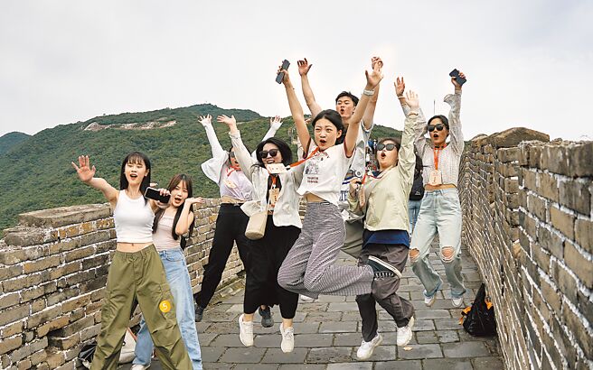 海基会副董事长兼秘书长罗文嘉近日接受前总统陈水扁专访，被问到两岸如何协商，何时春暖花开。图为参加两岸大学生新闻营的台湾学生，25日登上北京慕田峪长城。（新华社）