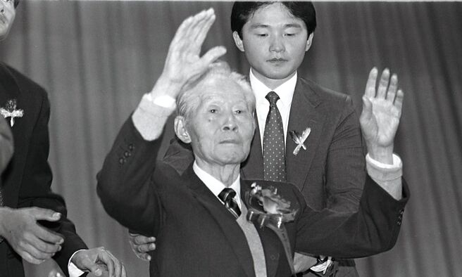 孫立人創辦陸軍幼年兵總隊，培育無數人才。右為孫將軍兒子孫天平。（本報資料照片）