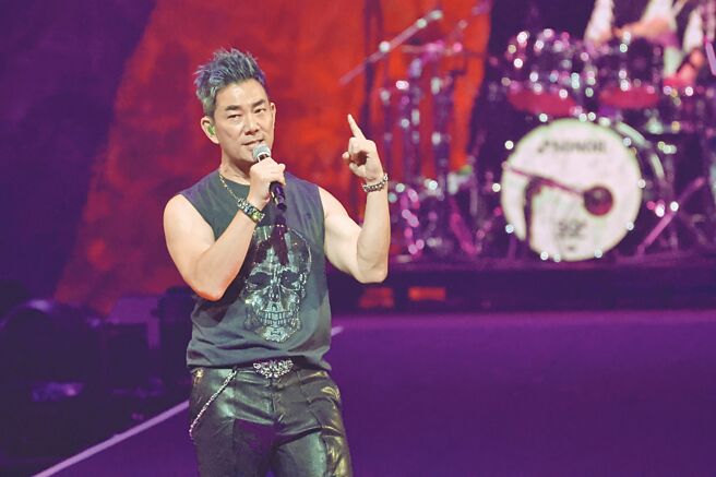 任贤齐25日在超犀利趴献上〈伤心太平洋〉等经典歌曲。（邓博仁摄）