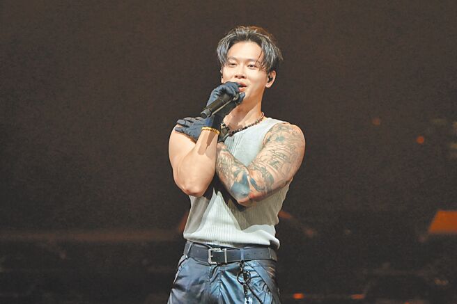 高尔宣25日登超犀利趴嗨唱近45分钟。（邓博仁摄）