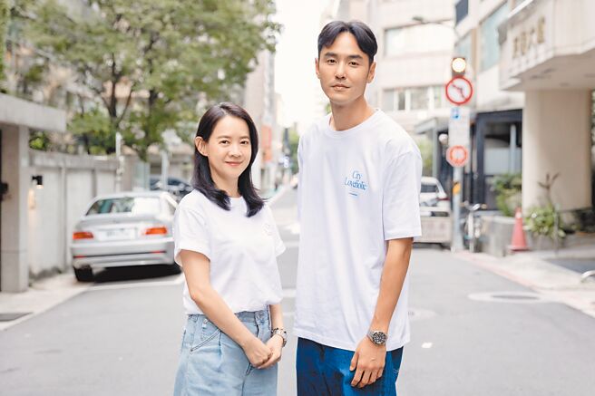 曾寶儀（左）、阮經天合體宣傳《愛情城事》，分享拍攝幕後花絮。（華映娛樂提供）