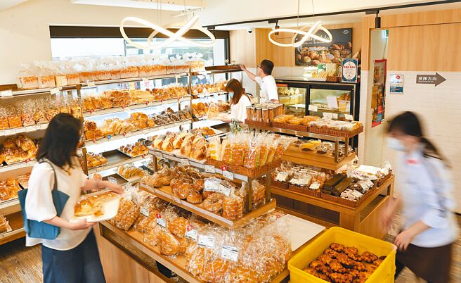 「神旺普諾麵包坊」麵包飄香，來客絡繹不絕。（陳俊吉攝）