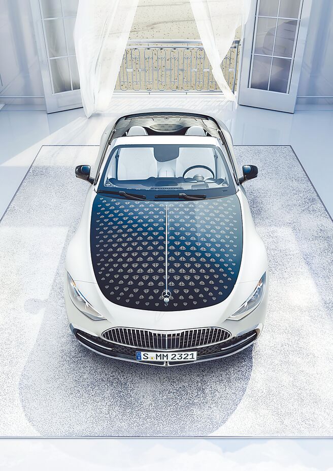 Mercedes-Maybach 680 SL Monogram Series引擎盖造型呼应Vision Mercedes-Maybach 6 Cabriolet的设计理念，并以镀铬饰条贯穿引擎盖，前方为三芒星立标。（Mercedes-Benz提供）