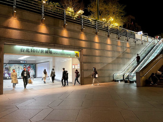 台北101電扶梯「外國人排隊搶拍」 原因曝光台人傻眼 