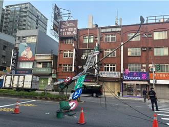 上班注意 貨車吊桿勾到電線桿倒下 南崁交流道大堵塞