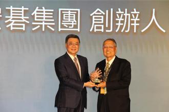 施振荣获颁「创投之星」终身成就奖