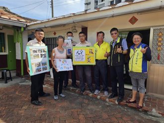 佳里區長帶隊清掃 替代役男暖心關懷獨居老人