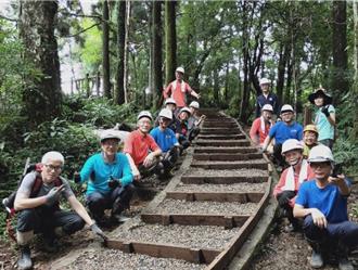 志工齐心修復东眼山步道 登山民眾1人1袋搬碎石助力