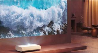 只要離牆11公分就能變出100吋螢幕！三星投影機打造家庭劇院