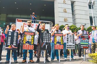 強制裝刷卡機 遊覽車包圍交通部