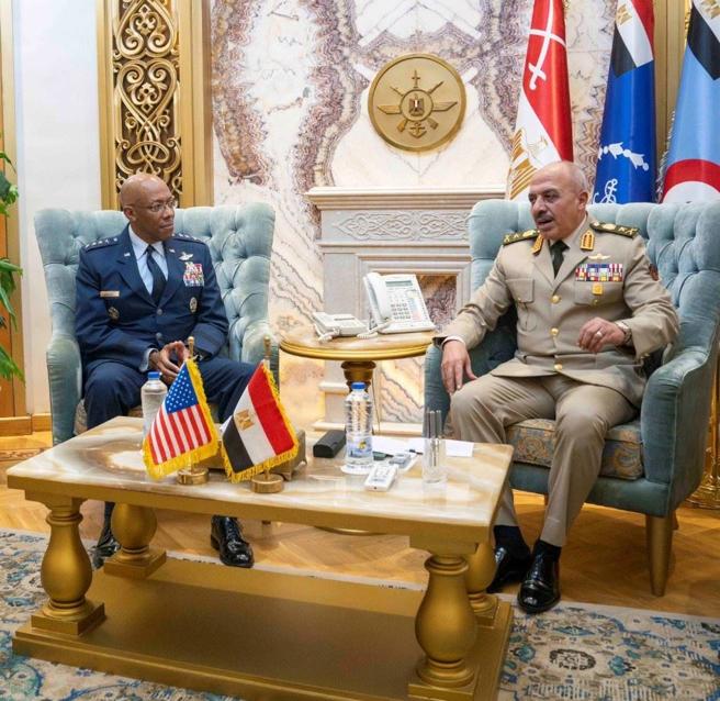  布朗（左）展开中东访问行程，持续积极斡旋，盼缓解区域紧张情势。图为布朗和埃及参谋首长联席会议主席艾哈迈德上将会晤。（取自布朗「X」帐号）