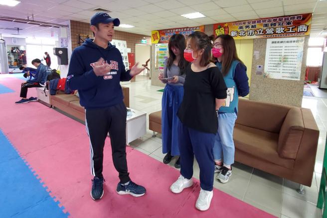 曾自強（左）表示嚴格訓練學生，是因為擔心學生在比賽時受傷，即時不忍心也只能繼續。（圖／七十六号原子提供）