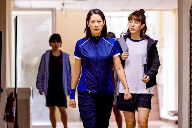 温貞菱、丁寧在《倒數回擊》上演感人師徒情。（圖／七十六号原子提供）