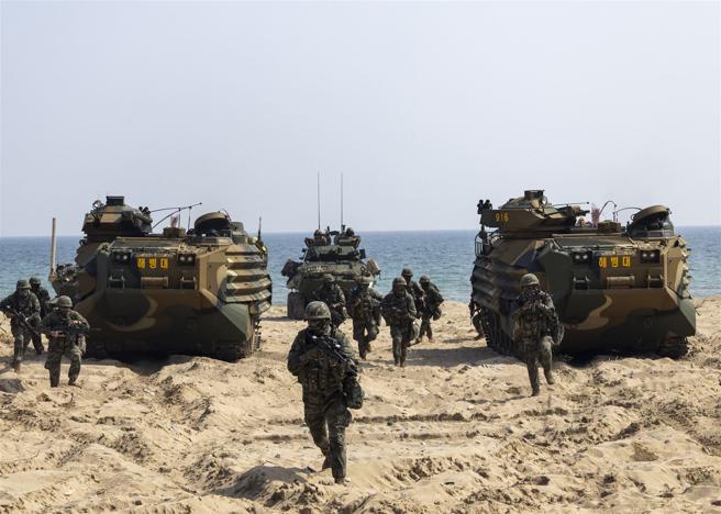  美韩「双龙」演习26日举行，由联合指参体系主导大规模两栖登陆演习，强化作业互通性。图为南韩两栖突击车参与去年「双龙」演习。（取自DVIDS网站）