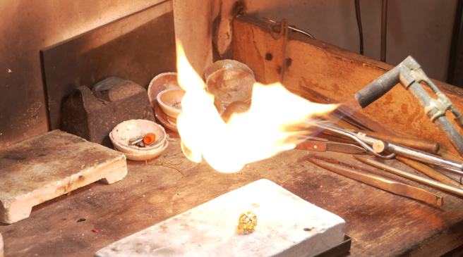 一招快速辨别黄金真偽的技巧——火烧测试。(图/翻摄「中时财知道」)