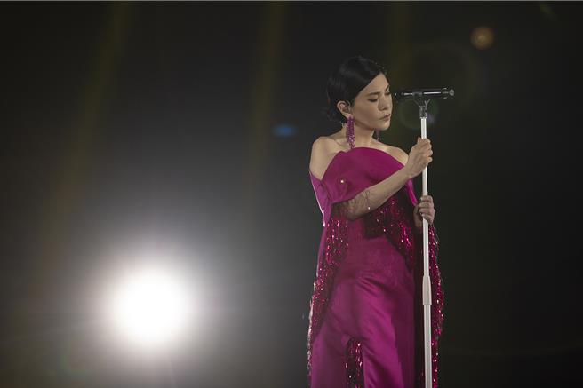 张清芳宣布推出《经典40．不败精选》。(上引娱乐提供)