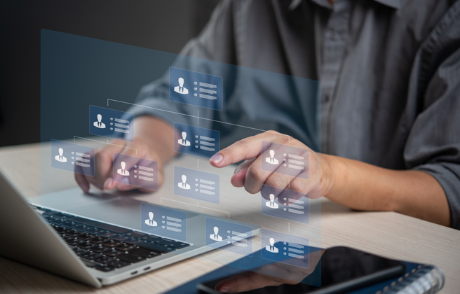 員工離職前跟人資槓上，雙方為了檢查手機一事，互不相讓。（示意圖。圖：shutterstock/達志）