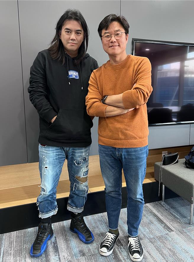 罗PD（右）大方给予建议，让制作人B2收穫许多。（泰坦星文创影视提供）