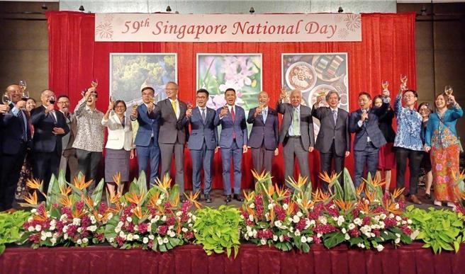 外交部政務次長吳志中26日晚間出席「新加坡駐台北商務辦事處」舉行的「新加坡59週年國慶酒會」。（外交部提供）