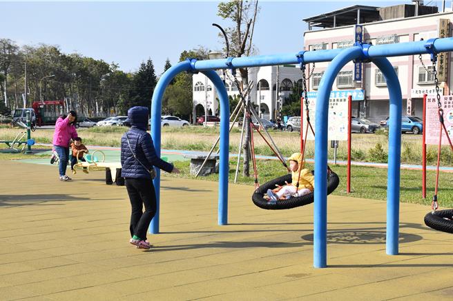 苗栗县政府在27日的县务会议中通过再度提高生育津贴额度为每名新生儿2万元。（谢明俊摄）