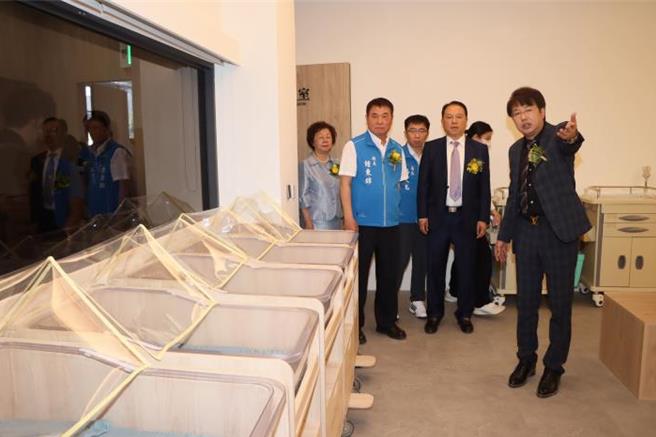 苗栗县长锺东锦在27日的县务会议中通过再度提高生育津贴额度为每名新生儿2万元。（谢明俊摄）