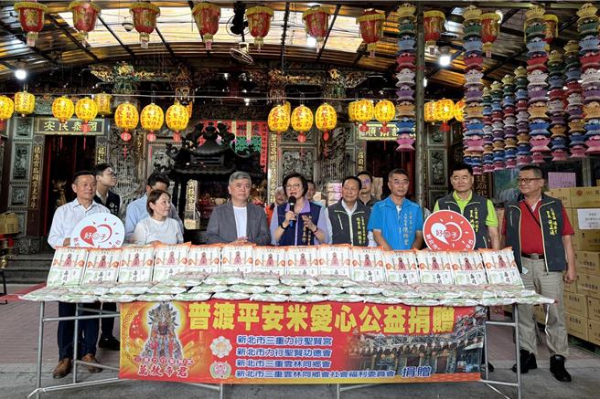社會局長李美珍致詞感謝三重力行聖賢宮8年來關懷在地弱勢，已累計捐贈平安米達7萬多斤。（新北市社會局提供）