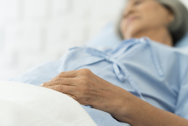 一名60岁女子术后因坚持躺在床上静养，始终不愿意下床走动，最后总共住了9天才出院，未料出院后隔没2天又被送来急诊。（示意图：shutterstock／达志）