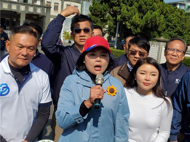 2024年1月10日立委候選人丁學忠（左一）參選，元長鄉五塊村發生6名村民被檢警帶走偵訊為丁賄選，雲林縣長張麗善（中）前往雲林地檢署門口陳情，同樣的情節4年前已發生過一次且造成冤獄，呼籲司法不要當政治的打手。（本報資料照片／周麗蘭攝）