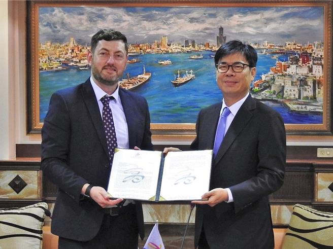 爱丁堡市议长凯米戴伊去年访高与高雄市长陈其迈交换合作意向书，现在更进一步推动爱丁堡议会通过友好高雄决议案。（高市府提供）