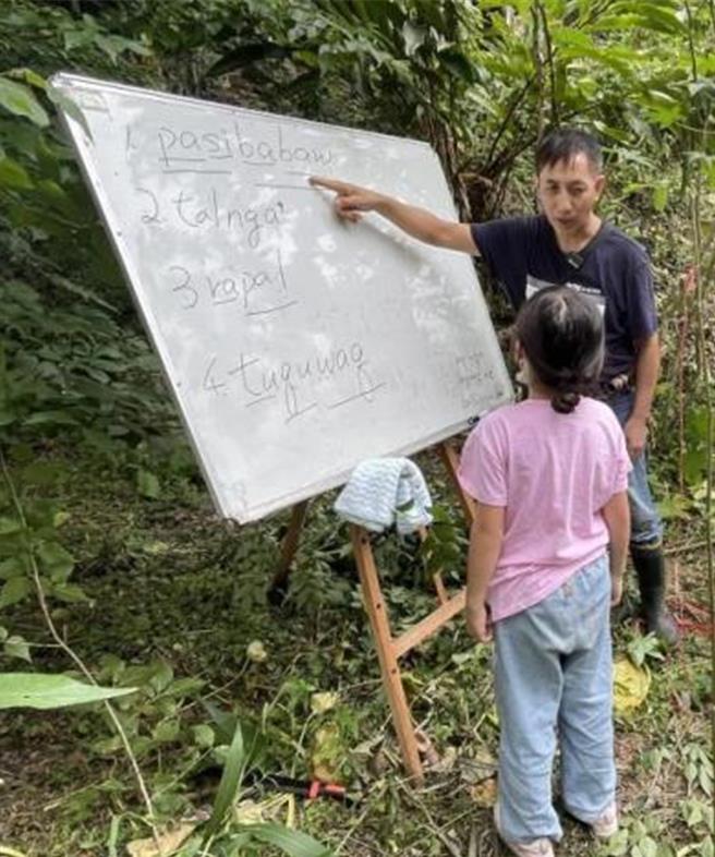 泰安数位机会中心（泰安DOC）教师刘仁善将森林作为教室，透过教授小学员们制作小型的泰雅传统陷阱作为族语学习的起始点。（苗栗县政府提供／谢明俊苗栗传真）