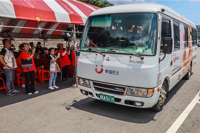 新竹縣已開通五峰等3鄉鎮幸福巴士，協助新埔鎮、芎林鄉、寶山鄉、峨眉鄉及湖口鄉行駛幸福巴士和幸福小黃，年底將通車，將可順利接軌竹客不續營的8條路線。（羅浚濱攝）