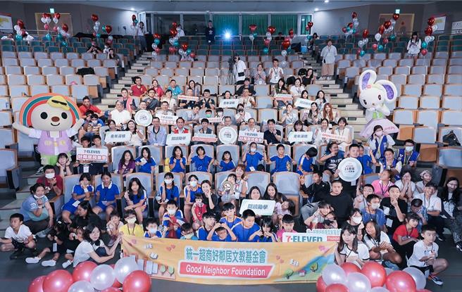 好邻居基金会携7-11以成为邻里间好邻居为使命，至今全台逾7000家门市达成全乡全店全天服务里程碑。（基金会提供／朱世凯台北传真）