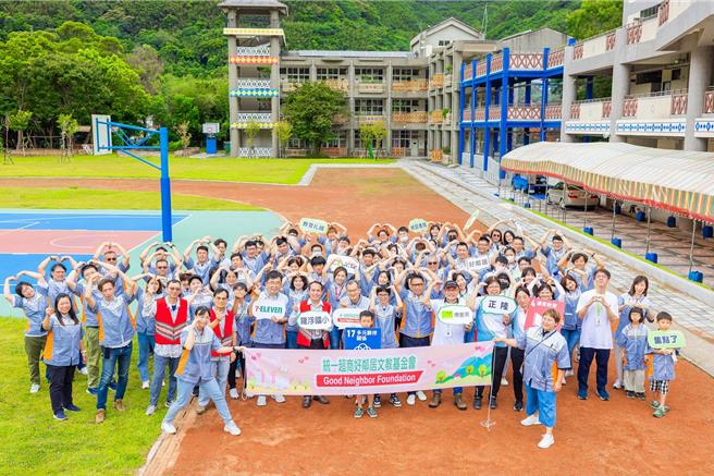 好邻居基金会透过「阅读励学」协助罗浮国小推动阅读，今年携手统一超商、博客来启动「罗浮国小图书馆整理计画」。（基金会提供／朱世凯台北传真）