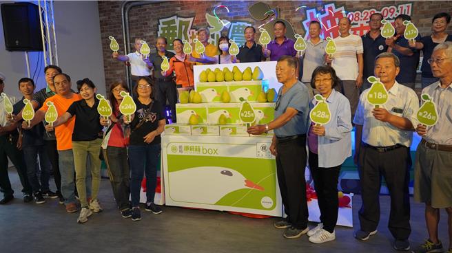 麻豆区农会31名产销班班长也力挺邮局配送活动。（宝智华摄）