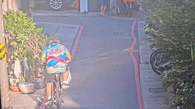 慣竊被通緝仍犯案偷腳踏車 ，仍遭警方鎖定逮捕送辦。（翻攝畫面）