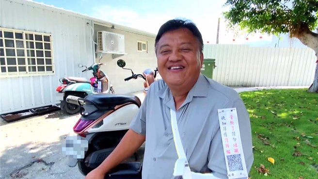 台東縣議員鄭崗善用科技解決人類惰性，於左手臂傷處設置QR Code條碼，掃描後即顯示傷勢詳情，省去唇舌。（民眾提供／蕭嘉蕙台東傳真）