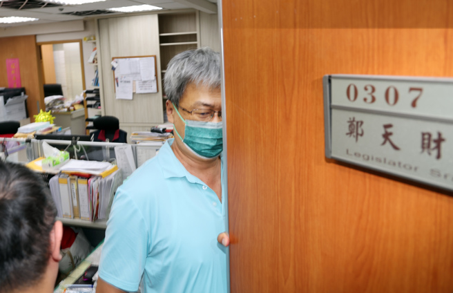 检调侦办立委郑天财办公室前执行长张腾龙涉贪案，27日搜索郑天财立法院办公室。（姚志平摄）