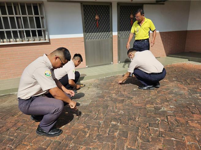 替代役男帮助阿嬷整理居家环境。（佳里区公所提供／宝智华台南传真）