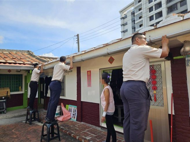 替代役男帮助阿嬷整理居家环境。（佳里区公所提供／宝智华台南传真）