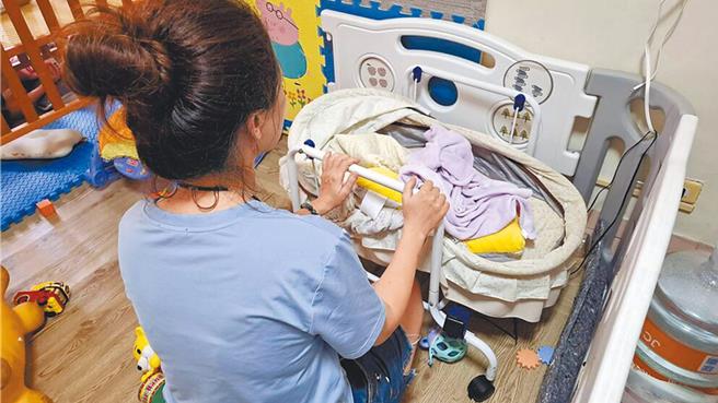 葉姓保母出面還原男嬰當時在搖籃中突然哭鬧的過程。（中時資料照）