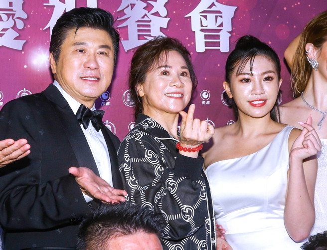 胡瓜（左）、熊霓（右）去年一起参加金钟奖颁奖典礼。（图／中时资料照）